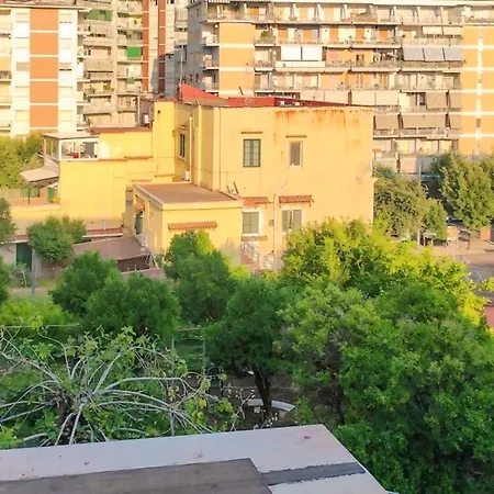 Tra I Giardini Della Scalinata Di San Gennaro * Νάπολη