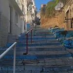 Tra I Giardini Della Scalinata Di San Gennaro Napoli