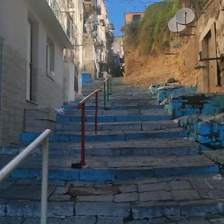 Tra I Giardini Della Scalinata Di San Gennaro Naples